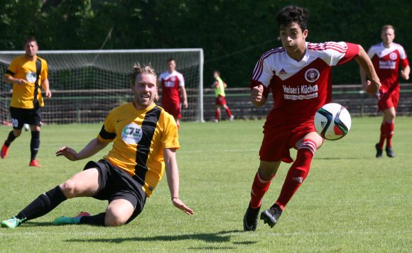 Eine typische Szene für das Derby: TSG-Rechtsverteidiger Steffen Jennerke (l.) kann den laufstarken Linkaußen Dennis De Sousa Oelsner einmal mehr nicht aufhalten. Diesmal geht es für die Gäste gut, weil der junge Nachwuchsmann sich für den fruchtlosen Weg zur Grundlinie entscheidet.