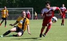 Eine typische Szene für das Derby: TSG-Rechtsverteidiger Steffen Jennerke (l.) kann den laufstarken Linkaußen Dennis De Sousa Oelsner einmal mehr nicht aufhalten. Diesmal geht es für die Gäste gut, weil der junge Nachwuchsmann sich für den fruchtlosen Weg zur Grundlinie entscheidet.