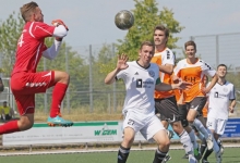 Florian Vogelsang (Mitte, Nr.7) und Manuel Helmlinger (15) konnten sich auf Jannik Reinländer verlassen. Bei allen Finther Angriffen aus dem Feld heraus hielt der Saulheimer Keeper seinen Kasten sauber. Nur per Foulelfmeter war er zu bezwingen.