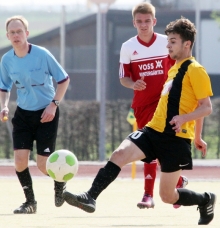 Während der FC Nackenheim am Sonntag gegen die SG Ober-Wiesen ums Überleben in der Bezirksliga kämpft, sollte die TSG Hechtsheim (im Bild Karim Hadri) gegen den SV Guntersblum den Vorsprung an der Tabellenspitze zumindest verteidigen.