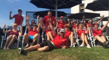 Daumen hoch nach diesem Doppelerfolg: Die Damenmannschaft des Mainzer Golfclubs machte es den Männern durch den Sieg am letzten Spieltag in Neuwied nach und beenden ihre Gruppenligasaison ebenfalls als Aufsteiger.