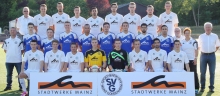 Der Kader und die Funktionäre des SV Gonsenheim, hinten v.l.: Joachim Mayer (Vorsitzender), Andreas Klapper, Nico Tasch, Jannik Kern, Mustafa Yilmaz, Jonas Raltschitsch, Yannik Wex, Jan Itjeshorst, Robin Lehmann. Mitte v.l.: Trainer Jörg Jansohn, Jonas Hofmann, Maxim Bujnov, Lucas Ring, Mauzinho Albino, Marc Beck, Maximilian Kimnach, Stefano Pennella, Kotrainer Babak Keyhanfar, Hans Walter Sans (Zweiter Vorsitzender), Bettina Stritter (Betreuerin), Horst Hensel (Schriftführer). Vorne v.l.: Lukas Harden, Nils Letz, Kevin Gsimbsl, Kevin Darmstädter, Fabio Milica, Elias Matzon, Balcan Sari, Celil Cetinkaya. Es fehlen: Dennis Wilhelm, Cüneyt Eren, Manager Frank Specht, Torwarttrainer Horst Hennig und Betreuer Zeki Erarslan.