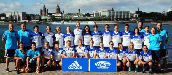 Ende August beginnt für die Schott-Fußballerinnen die erste Zweitligasaison. Eine Woche zuvor empfangen die Mainzerinnen im Pokal den neuen Ligakonkurrenten MSV Duisburg.