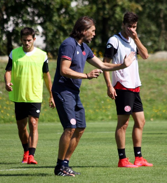 Die Entwicklung seiner Mannschaft (l. Jairo, r. Suat Serdar) in den jüngsten Wochen stellt 05-Trainer Martin Schmidt durchaus zufrieden. Der von ihm angestrebte Konkurrenzkampf auf möglichst allen Positionen ist in der Mannschaft spürbar.