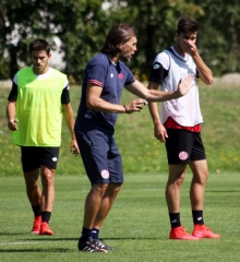 Die Entwicklung seiner Mannschaft (l. Jairo, r. Suat Serdar) in den jüngsten Wochen stellt 05-Trainer Martin Schmidt durchaus zufrieden. Der von ihm angestrebte Konkurrenzkampf auf möglichst allen Positionen ist in der Mannschaft spürbar.