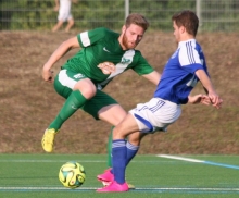 Timo Sparrenberger (r.) lässt sich von Eric Galinski den Ball abnehmen. Der SV Klein-Winternheim tat sich am Anfang schwer, die Gästeabwehr unter Druck zu setzen. Doch mit der Zeit gelang dies immer besser.