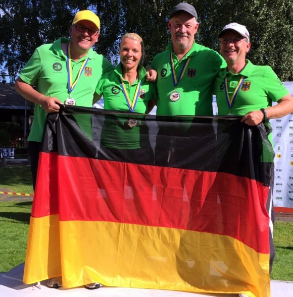 Gold um den Hals haben die Mainer (v.l.) Markus Janßen, Alice Kobisch, Coach Michael Bamberg und Roman Kobisch.