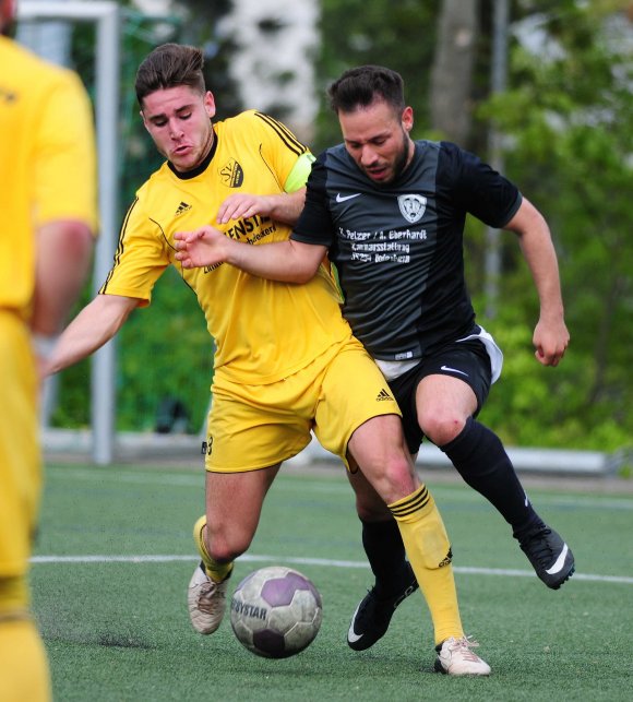 Mete Alp Akcay (r.) befindet sich in seiner zweiten Saison bei Fortuna Mombach. Anders als bei seinem Wechsel vom SKC Barbaros im Winter weiß er diesmal von Beginn an, dass es nur ums Überleben in der Liga geht.