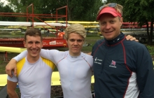 Bislang war es keine einfache Saison für Moritz Moos (l.), Jason Osborne und Trainer Robert Sens. Deshalb hält der Coach auch nichts davon, mit Blick auf die Weltmeisterschaften in Aiguebelette von einer Medaille zu reden.