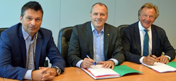 Partner für die nächsten zehn Jahre: 05-Manager Christian Heidel, Infront-Geschäftsführer Reinhardt Weinberger und 05-Präsident Harald Strutz, der bei der Vertragsunterzeichnung den meisten Spaß zu haben schien.