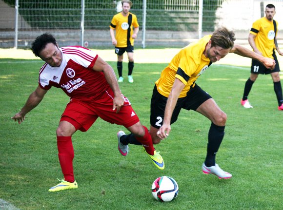 Routiniers unter sich: Adem Kaya (l.) und der Hechtsheimer Florian Syska im Zweikampf im Derby zwischen der SVW Mainz und der TSG Hechtsheim, das die Weisenauer klar mit 4:0 für sich entschieden. Ihre gute Frühform wollen Kaya und seine Mitspieler nun auch beim Vizemeister Wormatia Worms II bestätigen.