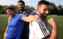 Zwei Poser und ein Neuzugang: Trainer Ali Kayhan Cakici (l.) und Torjäger Can Özer (r.) freuen sich, dass Murat Doymus beim TSV Schott Mainz eingestiegen ist.