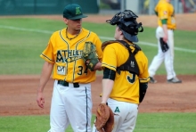 Die letzten Absprachen zwischen Pitcher Manuel Möller (l.) und Catcher Jonathan Wagner nutzten nichts mehr. Die A's unterlagen den Bonn Capitals im ersten Play-off-Spiel mit 5:3.