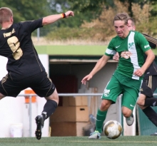 Kjell Engels lässt sich von BSC-Innenverteidiger Sven Fouquet nicht aufhalten. Die TuS Marienborn war das aktivere Team auf dem Platz, doch die Gäste blieben bei ihren Vorstößen immer gefährlich.