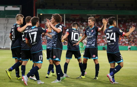 Geschafft: Die 05er haben die erste Runde im DFB-Pokal überstanden, mit einem überzeugenden 3:0 beim starken Drittligisten Energie Cottbus.