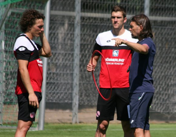 Martin Schmidts verlängerter Arm auf dem Platz heißt Julian Baumgartlinger (l.). Der Trainer ernannte den Österreicher nicht unerwartet zum ersten Ansprechpartner in der Mannschaft, den anderen heißen Kandidaten Niko Bungert zum Stellvertreter. Den Rest des fünfköpfigen Spielerrats bestimmten die Profis.