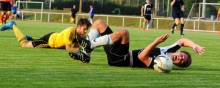 Christian Wölfelschneider wusste, was jetzt passieren würde: Nach dem ungestümen Einsteigen des Bretzenheimer Torwarts gegen den von der Hintermannschaft vernachlässigten Pascal Neubauer gab es Elfmeter. Der Keeper kam mit einer Gelben Karte davon, kassierte vom Punkt aus aber das 0:3.