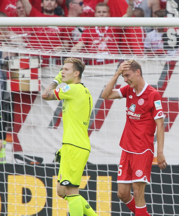 Au weia: Niko Bungert hatte sich im Zweikampf mit Lukas Hinterseer übertölpeln lassen, Loris Karius war gegen den Schuss des Ingolstädter Stürmers machtlos, die 05er lagen 0:1 zurück.