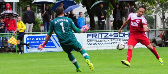 Effektiv gearbeitet: Von Leon Porsch freigespielt, nutzte Adem Kaya die Chance zum 1:0 für die SVW Mainz.