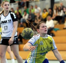 Michelle Chwalekl, Führende der Torschützenliste der Dritten Liga West, trifft auf ihre Hauptkonkurrentin um den Topplatz im Trikot des TV Beyeröhde, 