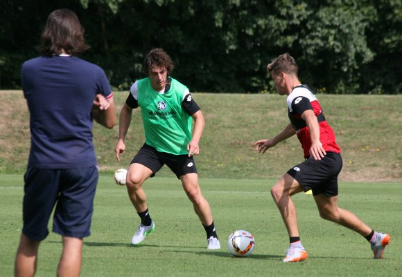 Zurückkämpfen nach der Niederlage: Trainer Martin Schmidt beobachtet aufmerksam seinen Kapitän Julian Baumgartlinger (grünes Leibchen) und Florian Niederlechner bei der Arbeit für einen  besseren zweiten Saisonauftritt, der am Sonntagnachmittag in Mönchengladbach ansteht.