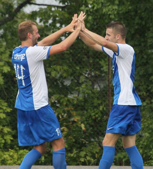 Diesen Anblick könnten die Mombacher auch am Sonntag gut ertragen: Marvin George (l.) und Benjamin Vladic bejubeln einen Treffer der Fortuna. 