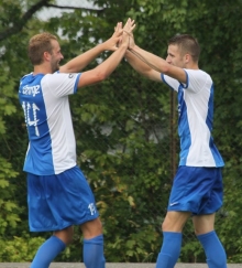 Diesen Anblick könnten die Mombacher auch am Sonntag gut ertragen: Marvin George (l.) und Benjamin Vladic bejubeln einen Treffer der Fortuna. 
