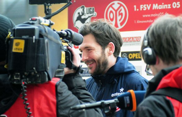 Nach dem 1:0-Sieg gegen Dynamo Dresden im März hatte Sandro Schwarz gut lachen. In dieser Stimmung möchte der 05-Trainer auch am Samstag seine Interviews geben.