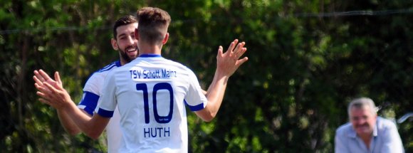 Freuten sich über das 2:0: Doppeltorschütze Can Özer und Patrick Huth...