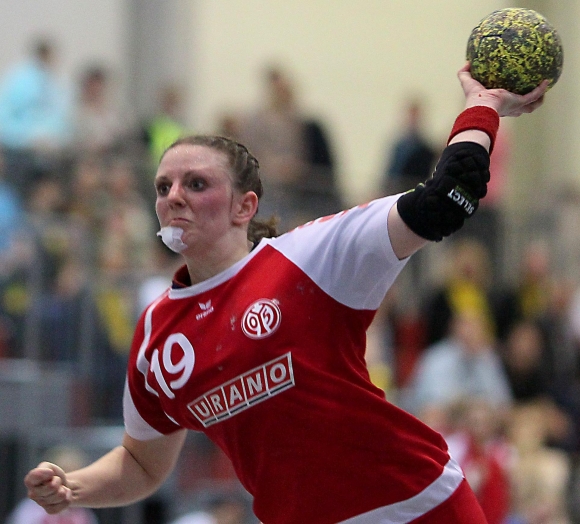 Nach reiflicher Überlegung bleibt sie den 05ern treu: Rechtsaußen Claudia Schückler hängt beim Handball-Zweitligisten eine weitere Saison dran. 