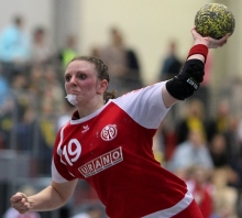 Nach reiflicher Überlegung bleibt sie den 05ern treu: Rechtsaußen Claudia Schückler hängt beim Handball-Zweitligisten eine weitere Saison dran. 
