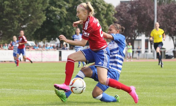 Chiara Loos, hier im Zweikampf mit der Duisburgerin Lara Heß, spielte in der ersten halben Stunde der Pokalpartie wie aufgedreht und hatte die Chance zum 2:0.