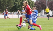 Chiara Loos, hier im Zweikampf mit der Duisburgerin Lara Heß, spielte in der ersten halben Stunde der Pokalpartie wie aufgedreht und hatte die Chance zum 2:0.