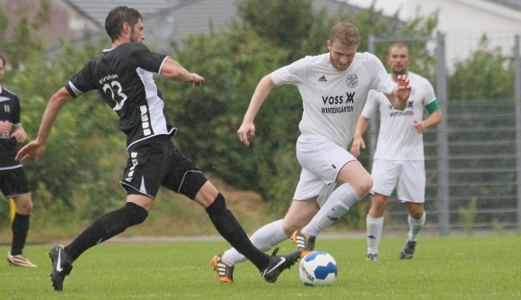 Florian Marschall (r.) gelang mit dem TSV Zornheim in Klein-Winternheim der erste Saisonsieg. Jan Kreft (l.) ist mit dem FSV Saulheim nach dem 4:2 gegen die TSG Pfeddersheim II der erste Verfolger des Führungstrios.