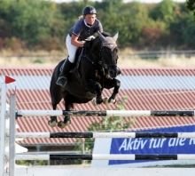 Beim Punktespringen der Klasse S hatten Lisa Sieben (RFV Mainz-Gonsenheim) und ihr Flic Flac einen Abwurf, der eine Platzierung kostete. Dennoch durfte die angehende Bereiterin mit ihrem Wochenende zufrieden sein.