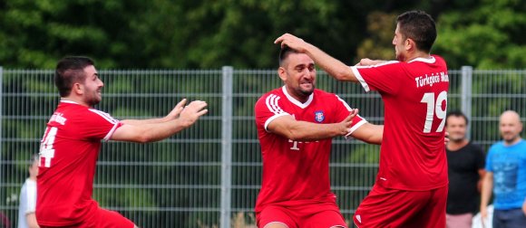 Gökhan Demirci (r.) lässt sich feiern. Zu Recht - der Türkgücü-Torjäger hat aus dem 0:1-Rückstand gegen den TuS Trechtingshausen...