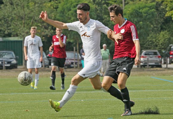 Trifft nicht nur auf Kunstrasen: Arif Güclü (M.) schoss den SV Gonsenheim mit dem 1:0 in Pirmasens auf den zweiten Tabellenplatz.