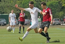 Trifft nicht nur auf Kunstrasen: Arif Güclü (M.) schoss den SV Gonsenheim mit dem 1:0 in Pirmasens auf den zweiten Tabellenplatz.