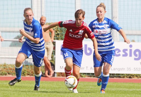 Am Sonntag geht es für Annika Leber und die Fußballerinnen des TSV Schott Mainz erstmals um Zweitligapunkte. Ziel der Aufsteigerinnen muss es sein, gegen den VfL Sindelfingen einen Fußball zu zelebrieren, dass sich die Zuschauer vor Begeisterung die Klamotten vom Leib reißen.