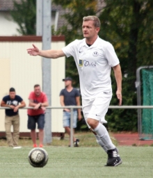 Da geht's lang: Dennis Hassemer, eigentlich seit dieser Saison mehr als Kotrainer vorgesehen, ist beim VfB Bodenheim derzeit wieder als Abwehrchef gefragt. Der Position in der Liga hat der Aufmarsch der Ersatzmänner nicht geschadet, der VfB hat sich gar auf den möglichen Aufstiegsplatz zwei vorgeschoben. 