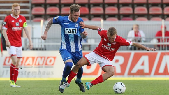 Dem Gegner weder den Ball noch den Raum lassen wollen Daniel Bohl und seine Mitspieler, wenn am Sonntagnachmittag die SGS Großaspach zum Drittligaspiel an den Bruchweg kommt.