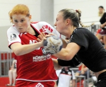 Die Hoffnungsträgerin im linken Rückraum, Tamara Heinzelmann, war erstmals in der Gustav-Stresemann-Halle zu sehen. Als neueste Verpflichtung muss sie in den kommenden Wochen noch an ihrer Einbindung arbeiten.