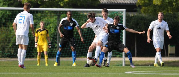 Sicher stehen sollten die Gonsenheimer, hatte Trainer Jörg Jansohn gefordert. Und das setzte die Hintermannschaft um Jonas Raltschitsch (Mitte) auch dank Schlussmann Kevin Darmstädter um.