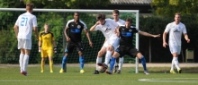 Sicher stehen sollten die Gonsenheimer, hatte Trainer Jörg Jansohn gefordert. Und das setzte die Hintermannschaft um Jonas Raltschitsch (Mitte) auch dank Schlussmann Kevin Darmstädter um.