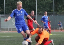 Notkeeper Ivo Schedereit muss nach dem Platverweis für FSV-Torwart Tim Köhler beim Versuch, sich vor Felix Zaucker den Ball zu angeln, alles riskieren...