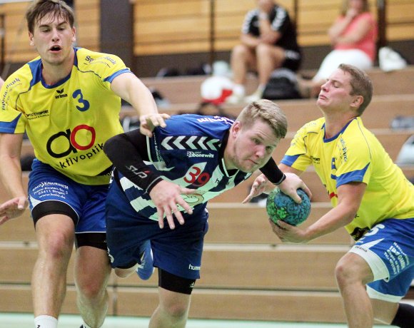 Der Neue am Kreis bei den Sportfreunden Budenheim: Kevin Knieps zeigte in der Auftaktpartie des Turniers gegen die HSG Rhein-Nahe Bingen (l. Janik Adenau, r. Sebastian Diehl), dass er den Trick der Tricks draufhat und als Rechtshänder auch mal mit links durchziehen kann.