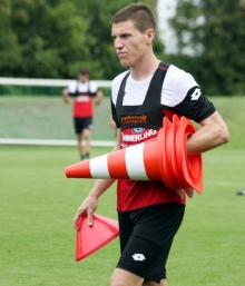 Auf der linken Abwehrseite will sich Gaëtan Bussmann als Pierre Bengtssons Konkurrent einen Platz im 05-Bundesligateam erobern. In seiner ersten Trainingswoche am Bruchweg sind die Abräumerqualitäten des 24-Jährigen auch beim Wegschaffen der Hütchen gefragt.