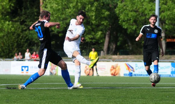 Bleibt beim SV Gonsenheim, zumindest bis zur Winterpause: Torjäger Arif Güclü (Mitte).