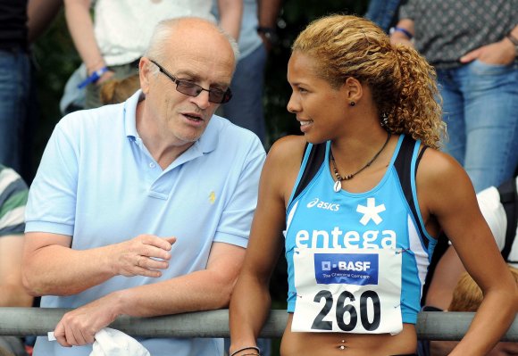 2015 ist das erfolgreichste Jahr in Alexandra Westers (hier mit ihrem Ex-Trainer Harry Letzelter) Karriere. Als Krönung hat sie jetzt eine Einladung zum Berliner ISTAF erhalten.