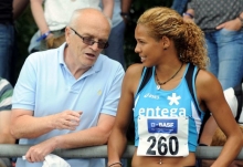 2015 ist das erfolgreichste Jahr in Alexandra Westers (hier mit ihrem Ex-Trainer Harry Letzelter) Karriere. Als Krönung hat sie jetzt eine Einladung zum Berliner ISTAF erhalten.